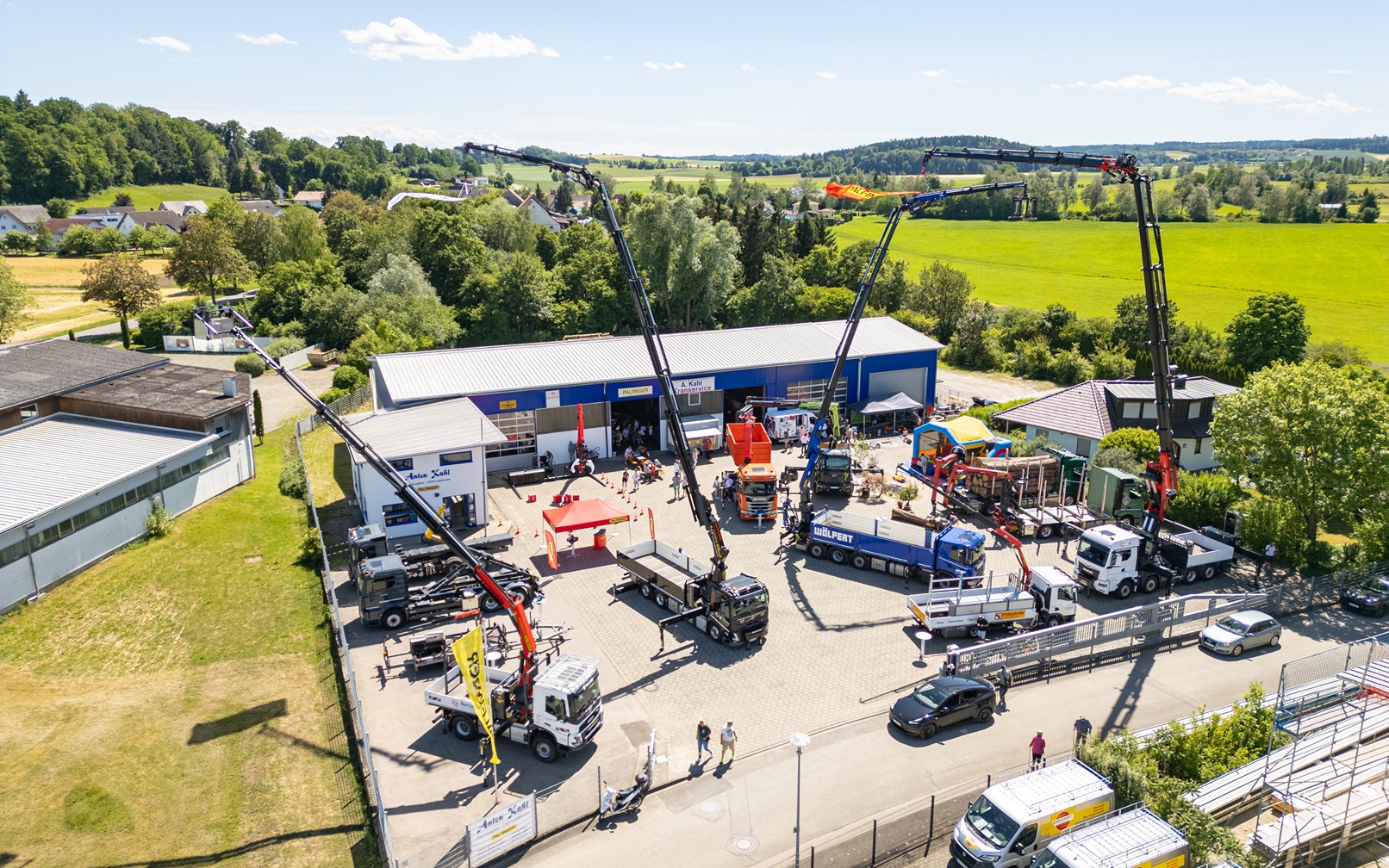 Illustration Luftbild Firma mit verschiedenen LKW
